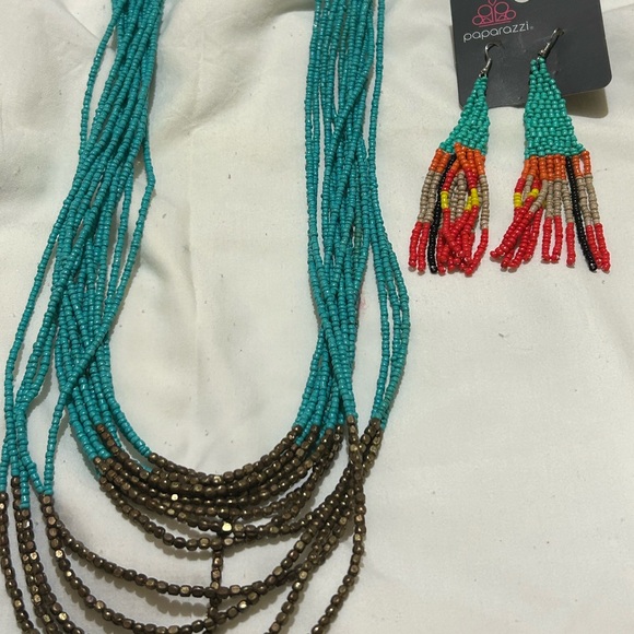 Paparazzi Necklace and earrings set - Picture 2 of 8
